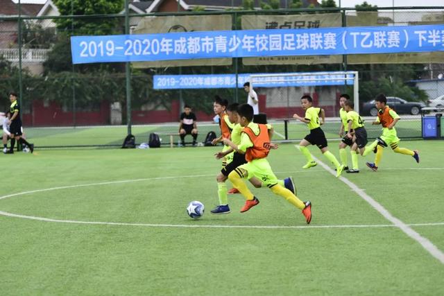 “通过乒乓球更好地了解中国”——美国青年参观乒博馆